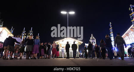 Munich, Allemagne. Sep 21, 2016. Les visiteurs marchent à travers l'Oktoberfest à Munich, Allemagne, le 21 septembre 2016. Le 183th Wiesn lieu du 17 septembre 2016 jusqu'au 3 octobre 2016. PHOTO : FELIX HOERHAGER/dpa/Alamy Live News Banque D'Images