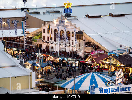 Munich, Allemagne. Sep 21, 2016. Le Hofbraeu tente du festival à l'Oktoberfest à Munich, Allemagne, le 21 septembre 2016. Le 183th Wiesn lieu du 17 septembre 2016 jusqu'au 3 octobre 2016. PHOTO : MATTHIAS BALK/dpa/Alamy Live News Banque D'Images