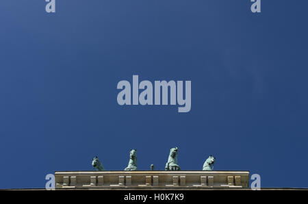 Berlin, Allemagne. 22 Sep, 2016. Le quadrige de la porte de Brandebourg sous un ciel bleu clair à Berlin, Allemagne, 22 septembre 2016. PHOTO : PAUL ZINKEN/dpa/Alamy Live News Banque D'Images