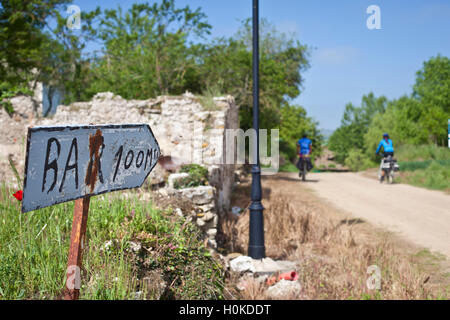 Deux cyclistes le long du chemin de Saint Jacques, route Frances Banque D'Images