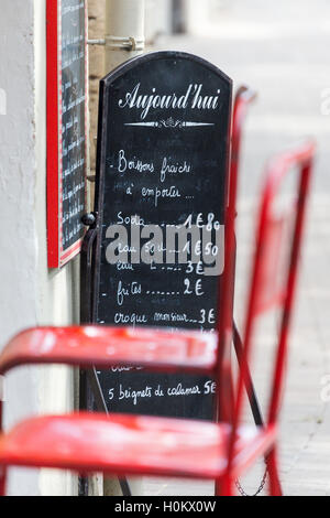 Café Rouge Chaises et tableau de menu, Isle-sur-la-Sorgue, Luberon, Provence, France Banque D'Images