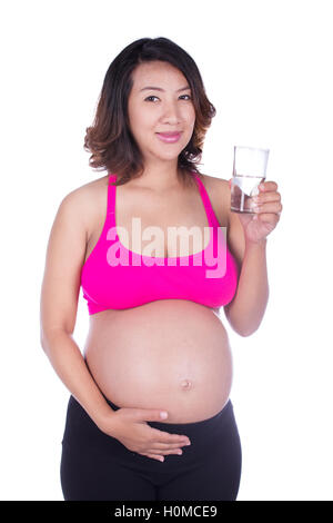 Femme enceinte avec un verre d'eau isolé sur fond blanc Banque D'Images