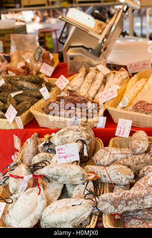 Blocage de charcuterie, marché le dimanche sur le Cours Saleya, Nice, Alpes-Maritimes, Côte d'Azur, France Banque D'Images