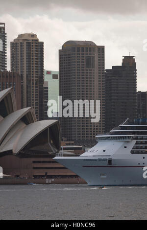 Le Carnival Spirit bateau de croisière passe directement en face de l'Opéra de Sydney alors qu'elle quitte l'Australie Sydney Banque D'Images