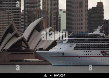 Le Carnival Spirit bateau de croisière passe directement en face de l'Opéra de Sydney alors qu'elle quitte l'Australie Sydney Banque D'Images