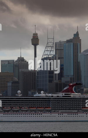 Le Carnival Spirit bateau de croisière passe directement en face de la CBD de Sydney alors qu'elle quitte l'Australie Sydney Banque D'Images