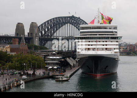 MV Queen Elizabeth accosté au terminal passagers d'outre-mer Australie Sydney Banque D'Images