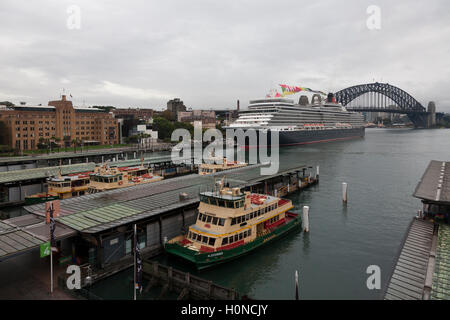 Mme Reine Elizabeth accosté au terminal passagers d'outre-mer Australie Sydney Banque D'Images