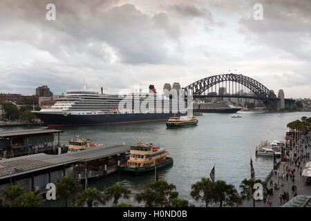 Le MS Queen Elizabeth est un navire de croisière de classe Vista accosté au terminal passagers d'outre-mer Australie Sydney Banque D'Images