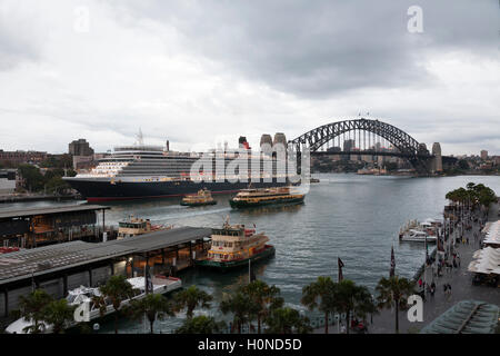 Le MS Queen Elizabeth est un navire de croisière de classe Vista accosté au terminal passagers d'outre-mer Australie Sydney Banque D'Images