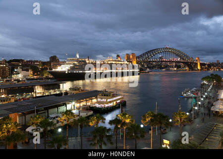 Le MS Queen Elizabeth est un navire de croisière de classe Vista accosté au terminal passagers d'outre-mer Australie Sydney Banque D'Images