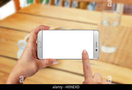 Smart phone blanc femme dans la main. Position horizontale. Détendez-vous café de temps. Banque D'Images