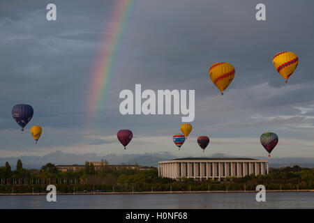 Montgolfières passant au-dessus du lac Burley Griffin et Bibliothèque nationale australienne pendant la montgolfières Canberra Australie Banque D'Images