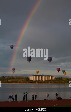 Montgolfières passant au-dessus du lac Burley Griffin et Bibliothèque nationale australienne pendant la montgolfières Canberra Australie Banque D'Images