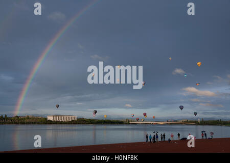 Montgolfières passant au-dessus du lac Burley Griffin et Bibliothèque nationale australienne pendant la montgolfières Canberra Australie Banque D'Images