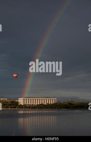 Montgolfières passant au-dessus du lac Burley Griffin et Bibliothèque nationale australienne pendant la construction de montgolfières Canberra Banque D'Images