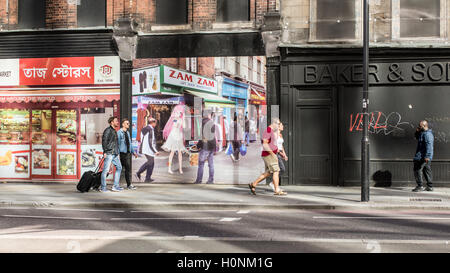 Les gens qui marchent en face de magasins locaux à Bishopsgate, Shoreditch, East London, lors d'une journée ensoleillée. Banque D'Images