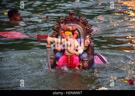 Un dévot hindou de l'idole plonge dieu à tête d'éléphant Ganesha dans la mer d'Oman, à Mumbai, Inde Le Septembre Banque D'Images