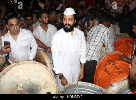 Bollywood acteur Riteish Deshmukh visites temple Siddhivinayak la recherche de bénédictions pour son prochain film le banjo à Mumbai Banque D'Images