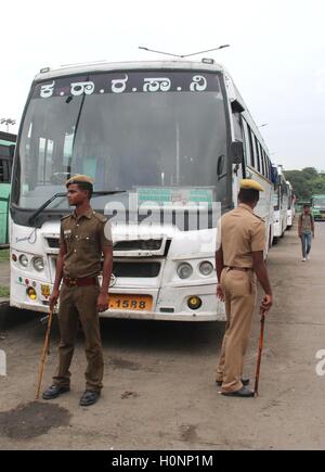 Fournir une protection aux policiers Karnataka les autobus, à Chennai, Tamil Nadu, Inde le 12 septembre 2016 Banque D'Images