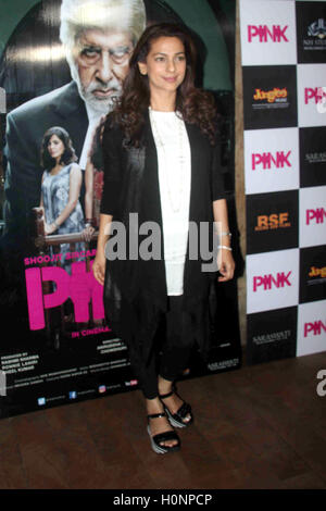 Juhi Chawla Bollywood acteur pendant la projection du film Rose dans Mumbai, Inde le 12 septembre 2016. Banque D'Images