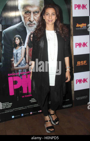 Juhi Chawla Bollywood acteur pendant la projection du film Rose dans Mumbai, Inde le 12 septembre 2016. Banque D'Images