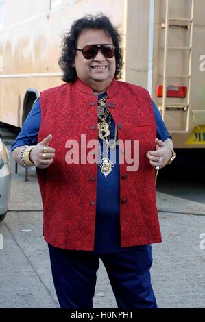 Bappi Lahiri ; Alokesh Lahiri ; chanteur, compositeur, politicien, musicien de discothèque et producteur de disques indien Bollywood ; Inde ; Asie sur place tournage du film à venir Ramraran Banque D'Images