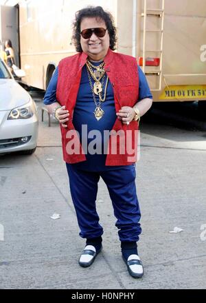 Bappi Lahiri ; Alokesh Lahiri ; chanteur, compositeur, politicien, musicien de discothèque et producteur de disques indien Bollywood ; Inde ; Asie sur place tournage du film à venir Ramraran Banque D'Images