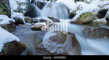 Ruisseau de montagne avec de la glace et de la neige en hiver, la vallée de Stubai, dans le Tyrol, Autriche Banque D'Images