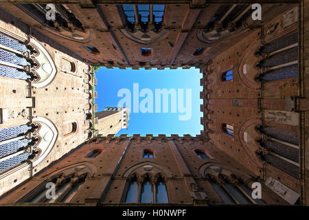 Torre del Mangia vu de la cour intérieure du Palazzo Pubblico, Sienne, Province de Sienne, Toscane, Italie Banque D'Images