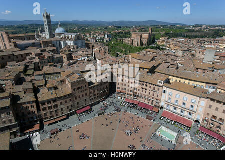 Vue sur la Piazza del Campo et les toits dans le centre historique de Torre del Mangia, Sienne, Toscane, Italie Banque D'Images