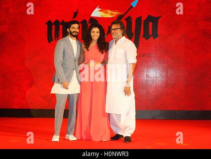 Réalisateur Rakeysh Omprakash Mehra Bollywood acteurs Harshvardhan Kapoor et Saiyami Mirzya film lancement musique Kher à Mumbai Banque D'Images