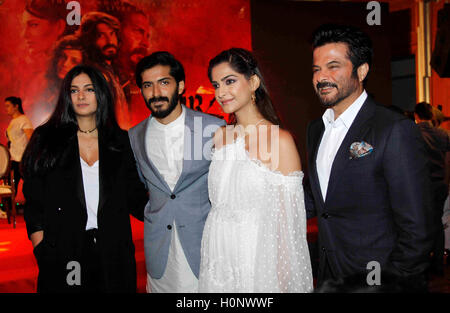 L'acteur Bollywood Harshvardhan Kapoor Sœurs cinéaste Rhea Kapoor actrice Sonam Kapoor Anil Kapoor film de lancement musical Mirzya Mumbai Inde Banque D'Images