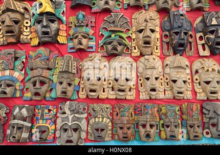 Masques en bois à un stand de souvenirs, les ruines mayas de Palenque, Chiapas, Mexique Banque D'Images