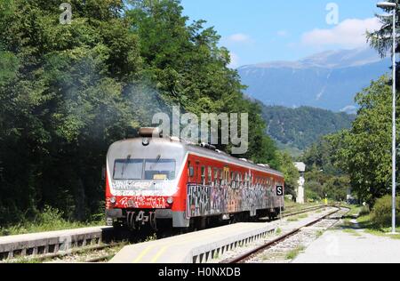 Couvert de graffiti train diesel eaving Bled Jezero Gorenjska, gare ferroviaire, la Slovénie pour Jesenice. Banque D'Images