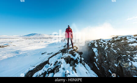 Femme debout à frontière tectonique divergente entre les plaques eurasienne et nord-américaine, Mid-Atlantic Ridge, Rift Valley Banque D'Images