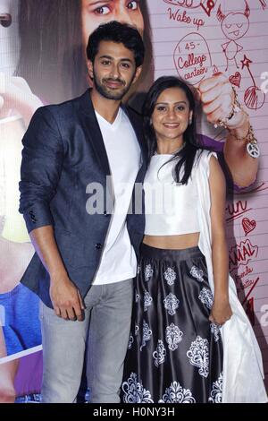 Marathi Film actors Chetan Chitnis et Parna Pethe lors de la projection du film Marathi de photocopie à Mumbai Banque D'Images