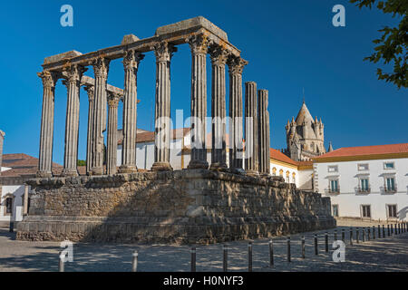 Temple romain de Diane et la tour de la cathédrale de l'Alentejo Evora Portugal Banque D'Images