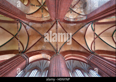 Dans la voûte de l'église Saint Nikolai, bâtiment en brique de style gothique tardif, construit de 1381 à 1487, Wismar, Mecklembourg-Poméranie-Occidentale Banque D'Images