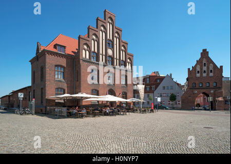 L'ancienne douane avec porte d'eau dans le Vieux Port, Wismar, Mecklembourg-Poméranie-Occidentale, Allemagne Banque D'Images