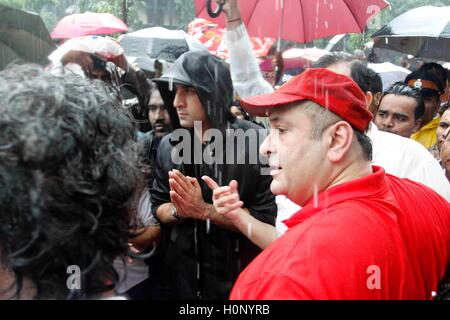 Les acteurs de Bollywood Randhir Kapoor, Ranbir Kapoor, portant un imperméable, célèbrent leur participation à la procession du Ganesh Festival à Mumbai, en Inde Banque D'Images