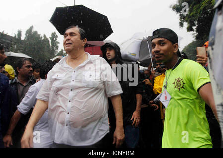 Bollywood acteur, Randhir Kapoor, Ranbir Kapoor, se mouiller dans la pluie mousson, participant à la procession du Ganesh Festival de R K Studio à Chembur, Mumbai, Inde Banque D'Images