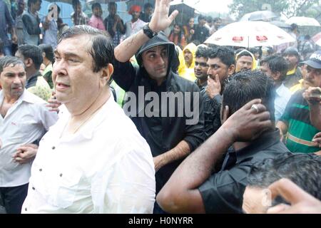 Bollywood acteur, Randhir Kapoor, Ranbir Kapoor, se tord en imperméable noir, se mouille en pluie mousson, participant à la procession du Ganesh Festival de R K Studio à Chembur, Mumbai, Inde Banque D'Images