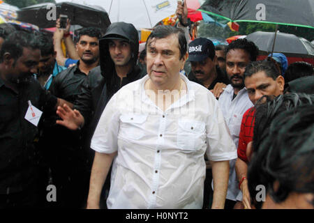 Bollywood acteur, Randhir Kapoor, Ranbir Kapoor, se mouiller dans la pluie mousson, participant à la procession du Ganesh Festival de R K Studio à Chembur, Mumbai, Inde Banque D'Images