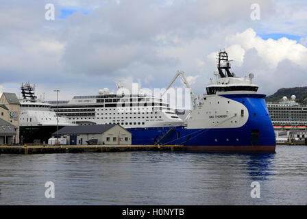 Navire d'approvisionnement et de l'ona Thunder MSC Opera bateau de croisière dans le port, ville de Bergen, Norvège Banque D'Images