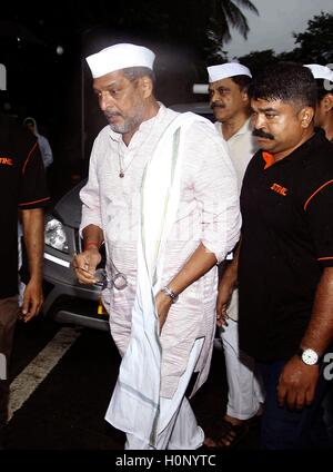 Bollywood acteur Nana Patekar participer à une procession pour l'immersion du Seigneur Ganesh Mumbai Banque D'Images