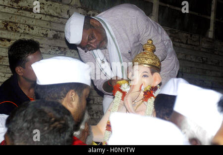 Bollywood acteur Nana Patekar participer d'immersion procession Seigneur Ganesh le dernier jour de la fête Ganesh Mumbai Banque D'Images