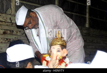 Bollywood acteur Nana Patekar participer d'immersion procession Seigneur Ganesh le dernier jour de la fête Ganesh Mumbai Banque D'Images