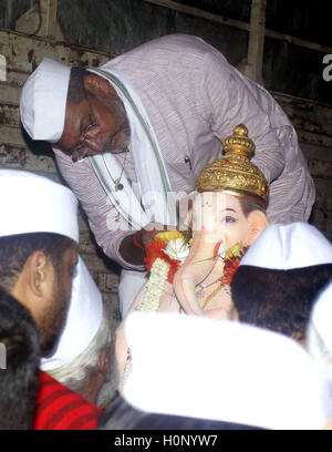 Bollywood acteur Nana Patekar participer d'immersion procession Seigneur Ganesh le dernier jour de la fête Ganesh Mumbai Banque D'Images