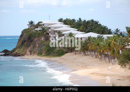 Paysage de la plage de Sainte-Lucie avec des maisons à flanc de falaise qui s'écrasent sur les vagues Banque D'Images